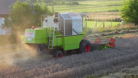 Toma-En-Movimiento-De-Una-Cosechadora-Trabajando-En-El-Campo-En-Un-Día-Soleado.