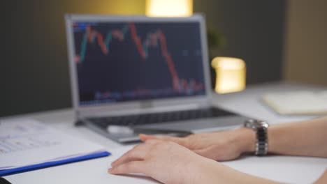 la mujer que examina el gráfico financiero e invierte está estresada y nerviosa.