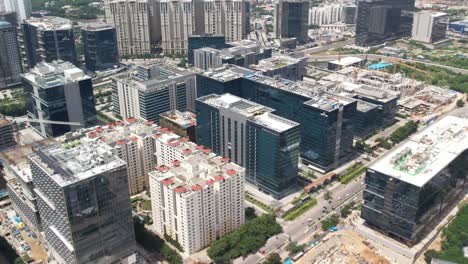 imágenes aéreas de sky scapers en una ciudad del sur de la india conocida como hitec city, el área más famosa de hyderabad.
