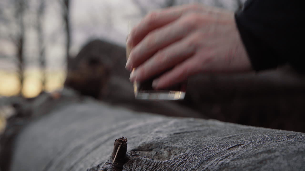 joven caucásico tomando café caliente en una taza sostenible fuera del vidrio