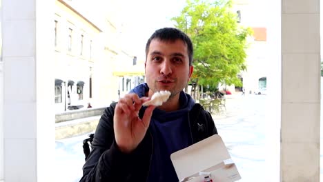 el turista disfruta de los ovos moles de aveiro, un delicioso postre tradicional