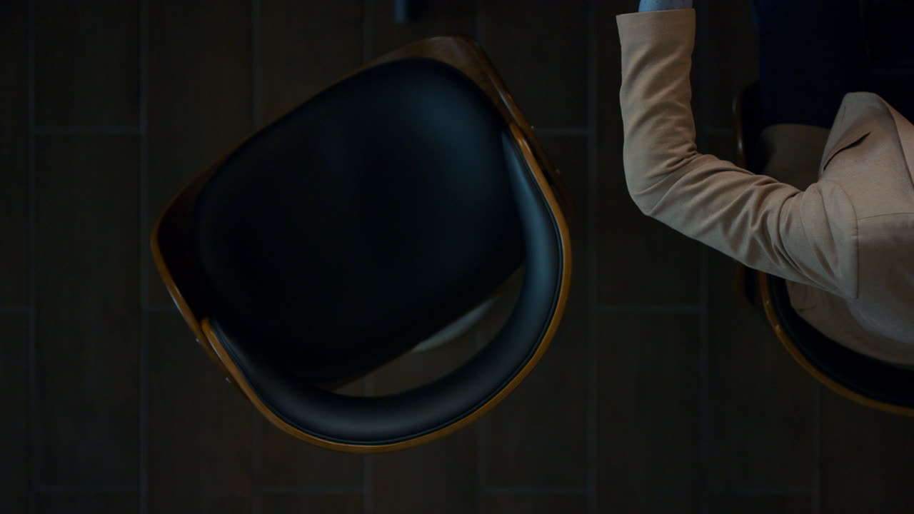 mujer de negocios sentada con un colega en la oficina. equipo usando dispositivos digitales.