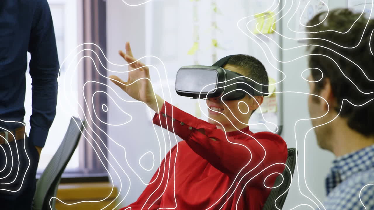 animación de líneas blancas sobre diversos colegas y mujer caucásica con auriculares vr