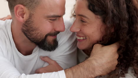 pareja feliz, abrazo en el dormitorio de la casa