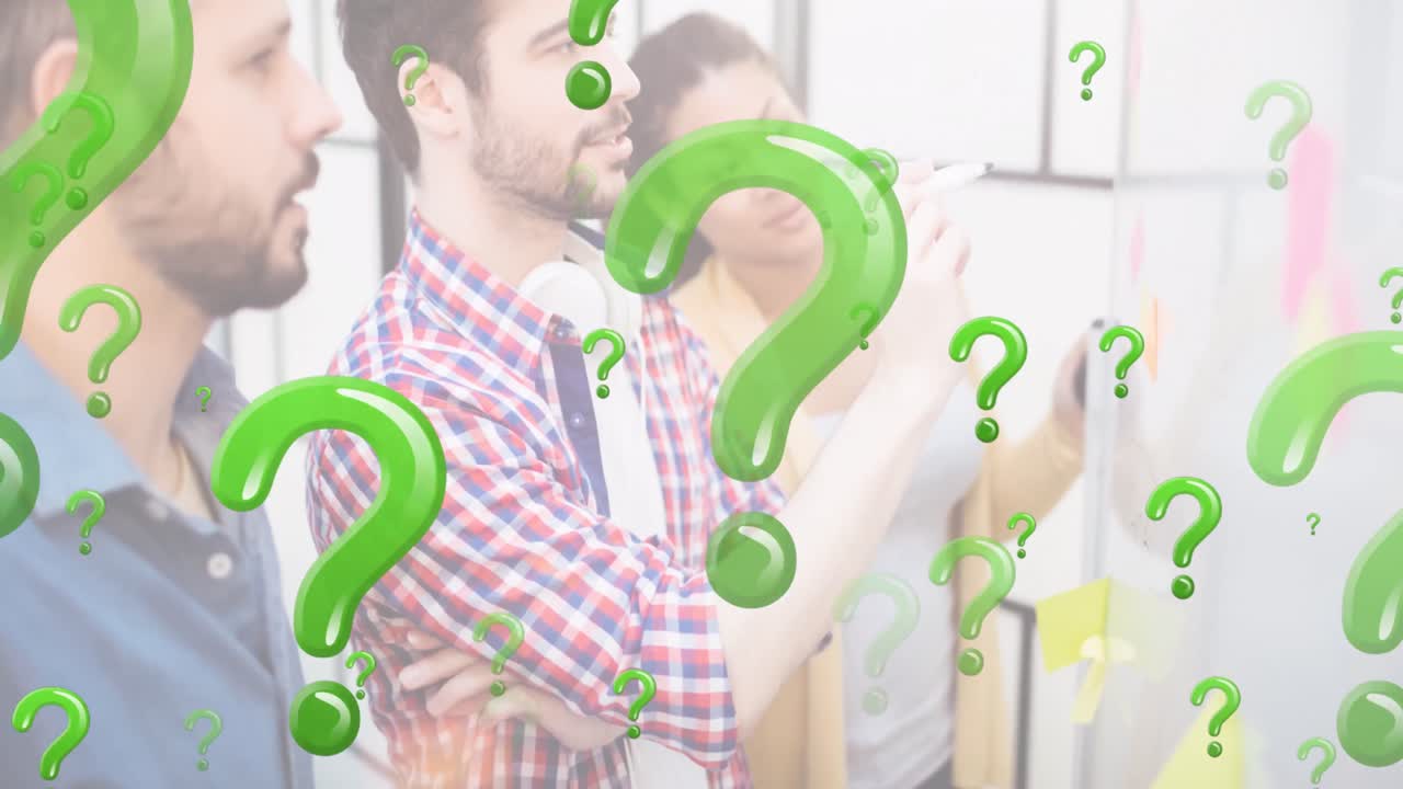 메모 노트를 보는 사업가들 위에 초록색 의문표의 애니메이션