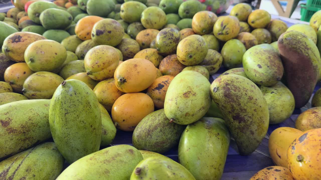 Mix di mango maturi e verdi nel mercato cittadino, Mahé, Seychelles 30fps