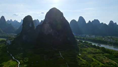 vista aérea hacia un gran pico de montaña cárstica en xingping, en guilin, china