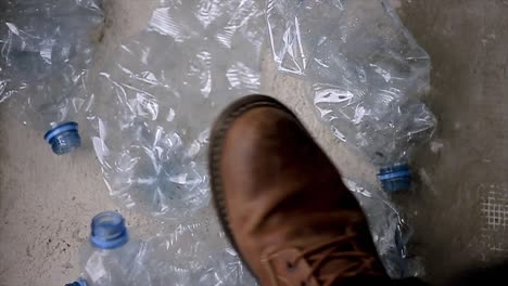 Hombre-Aplastando-Botellas-De-Plástico-Recicladas-Vacías-Antes-De-Reciclar-Almacen-De-Metraje-De-Video
