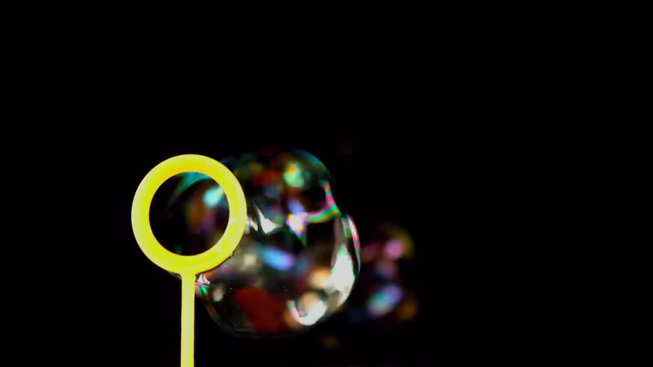 검은 바탕에 떠다니는 거품