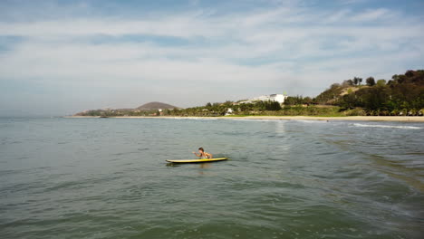 Una-Mujer-Está-Surfeando-Cerca-De-La-Playa-En-Vietnam