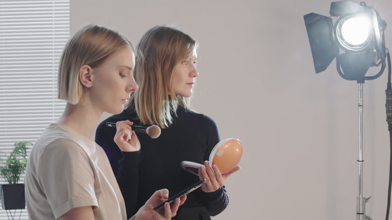 아름다운 여성 모델에게 메이크업을 하는 mua