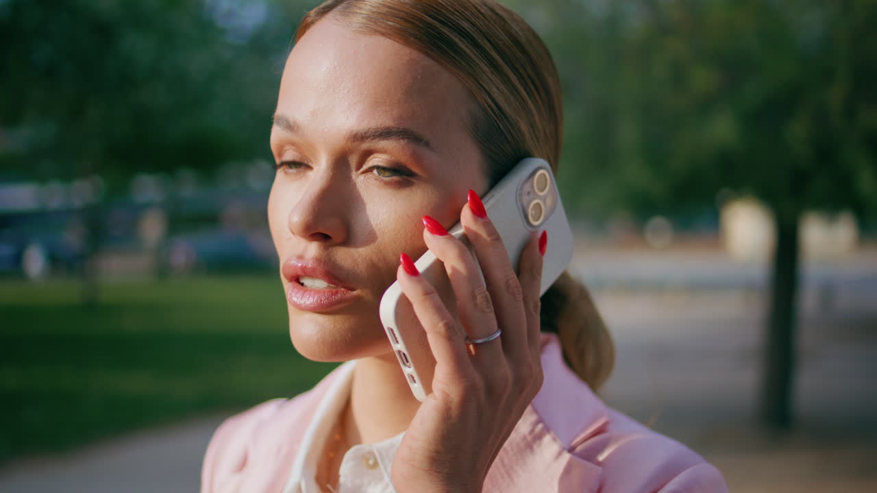 ceo preocupado hablando por teléfono celular de pie en sunny street cerca. mujer llamando