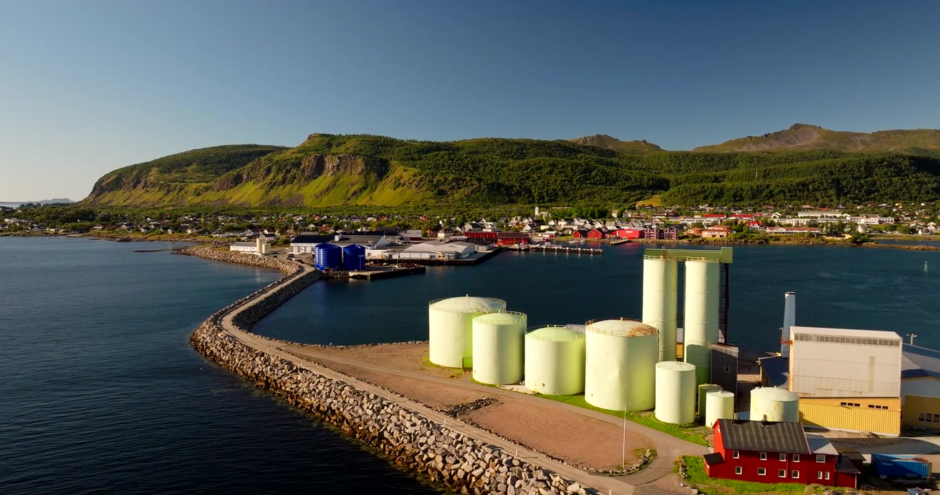 Fiskeindustrier, fisk- och skaldjursbearbetning, infrastruktur vid vattnet, Melbu, Lofoten, Hadsel kommun, Norge, filmiskt flygfoto