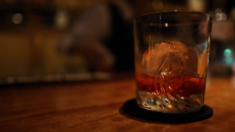 el camarero agitando una bebida con hielo en un vaso