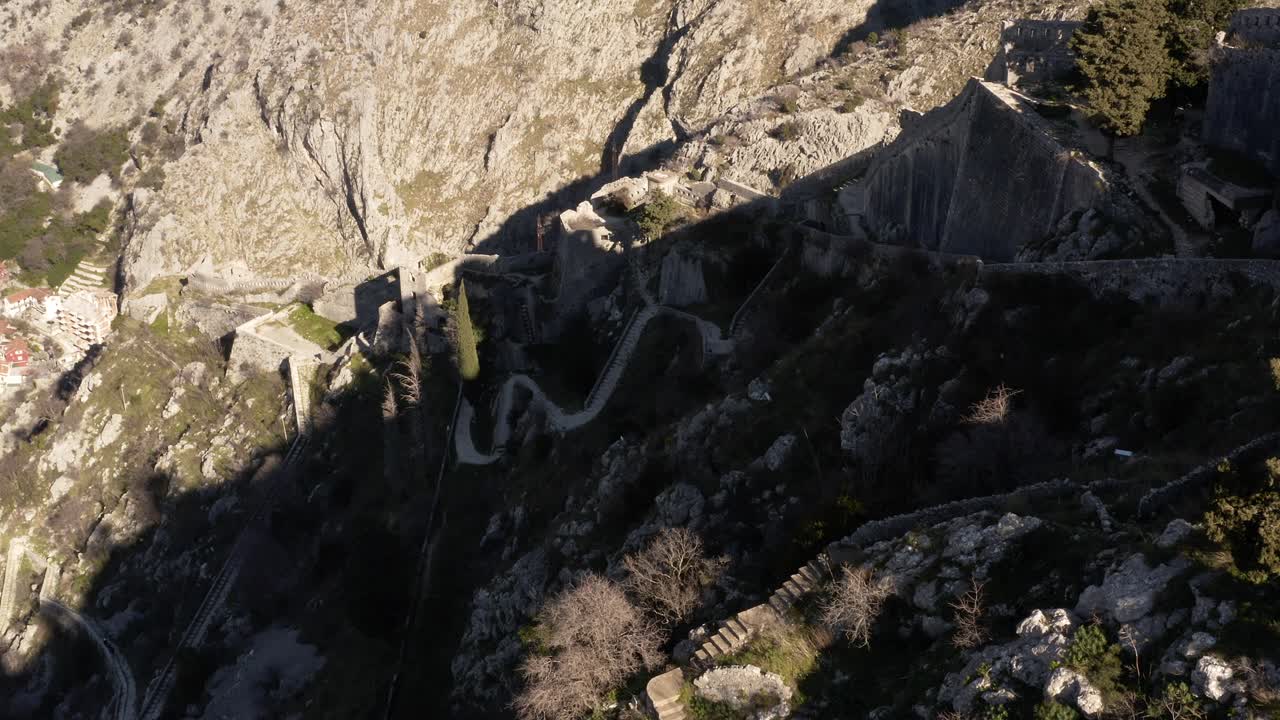 aéreo - murallas de la ciudad antigua, kotor, montenegro, sitio del patrimonio mundial de la unesco, pan a la derecha