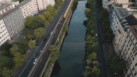 vista aérea de los edificios junto al río en el lado marginal de berlín, 4k drone shot