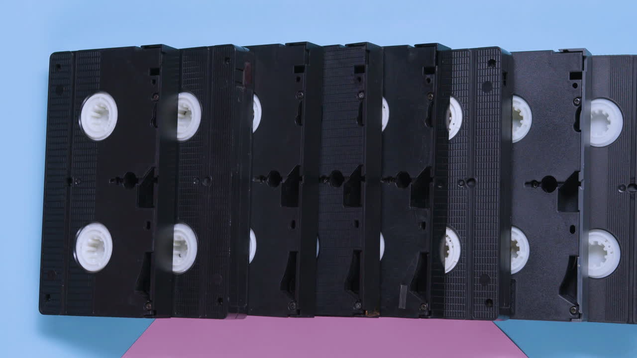 파란색과 분홍색의 파스텔 바탕에 vhs 카세트