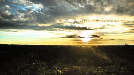 Hermoso-Amanecer-Timelapse-Sobre-La-Selva-Tropical-De-Tambopata-Con-Niebla-Sobre-El-Bosque-Que-Se-Levanta-Con-Los-Rayos-Del-Sol,-Madre-De-Dios,-Perú