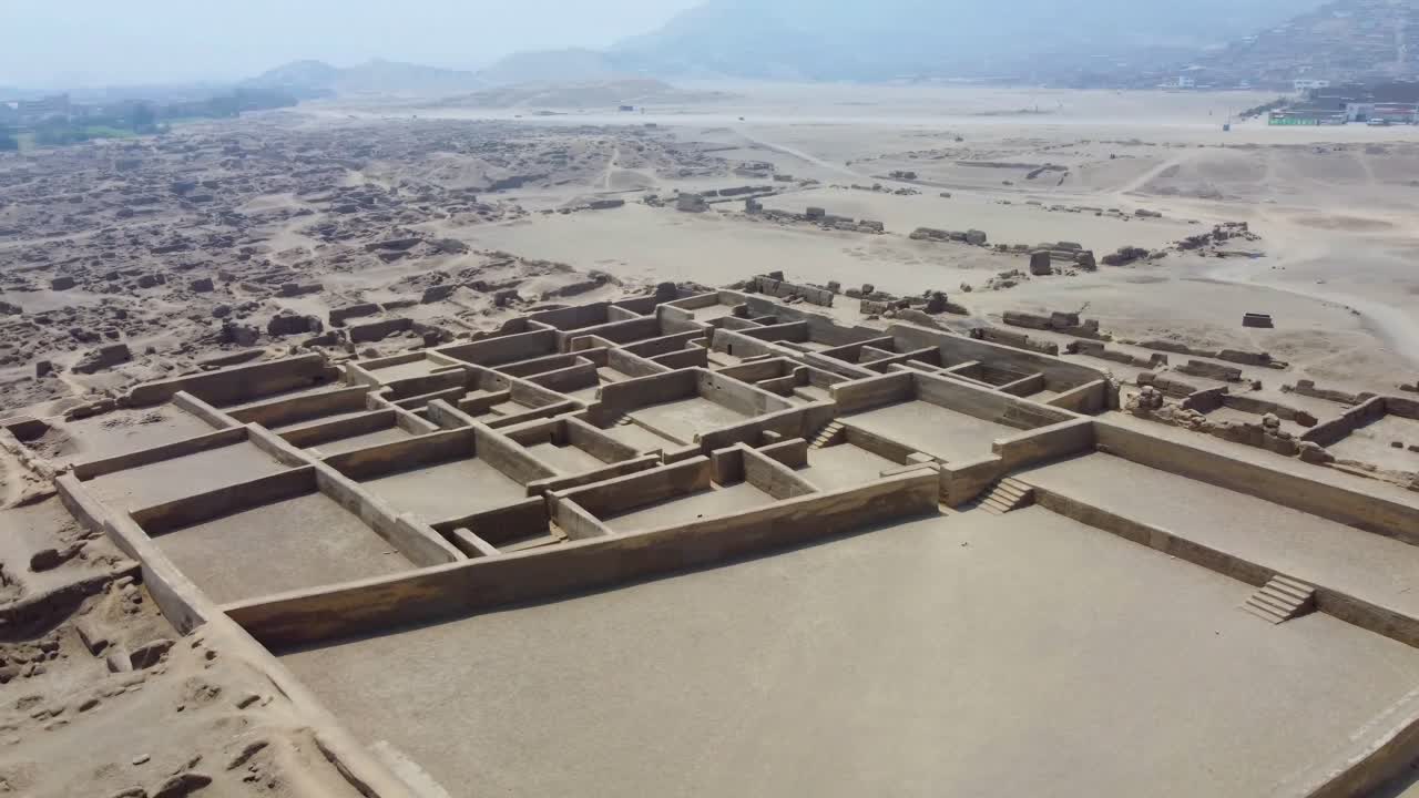 video de dron girando a la izquierda y volando hacia abajo