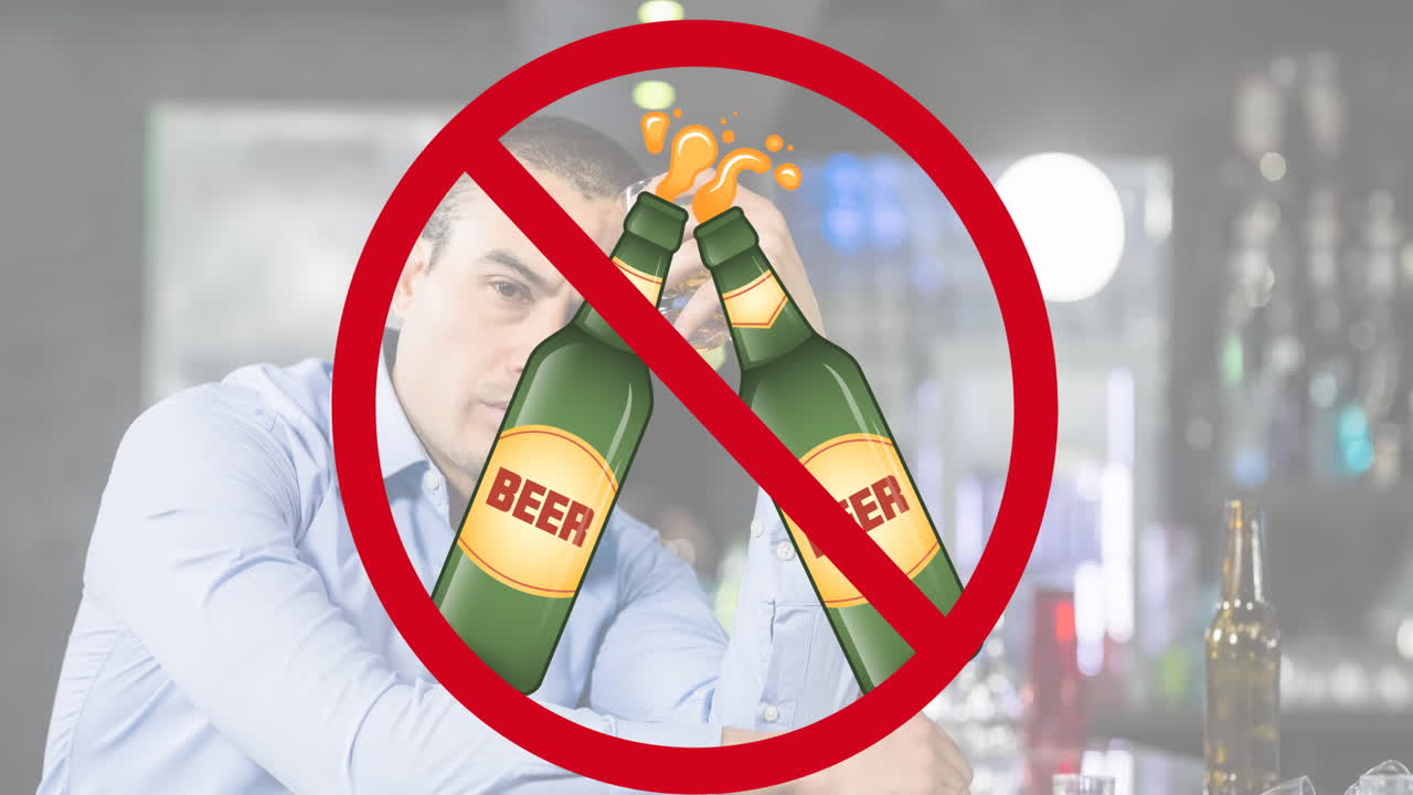 animación de un cartel rojo prohibido sobre botellas de cerveza y un hombre caucásico pensativo sentado en un bar