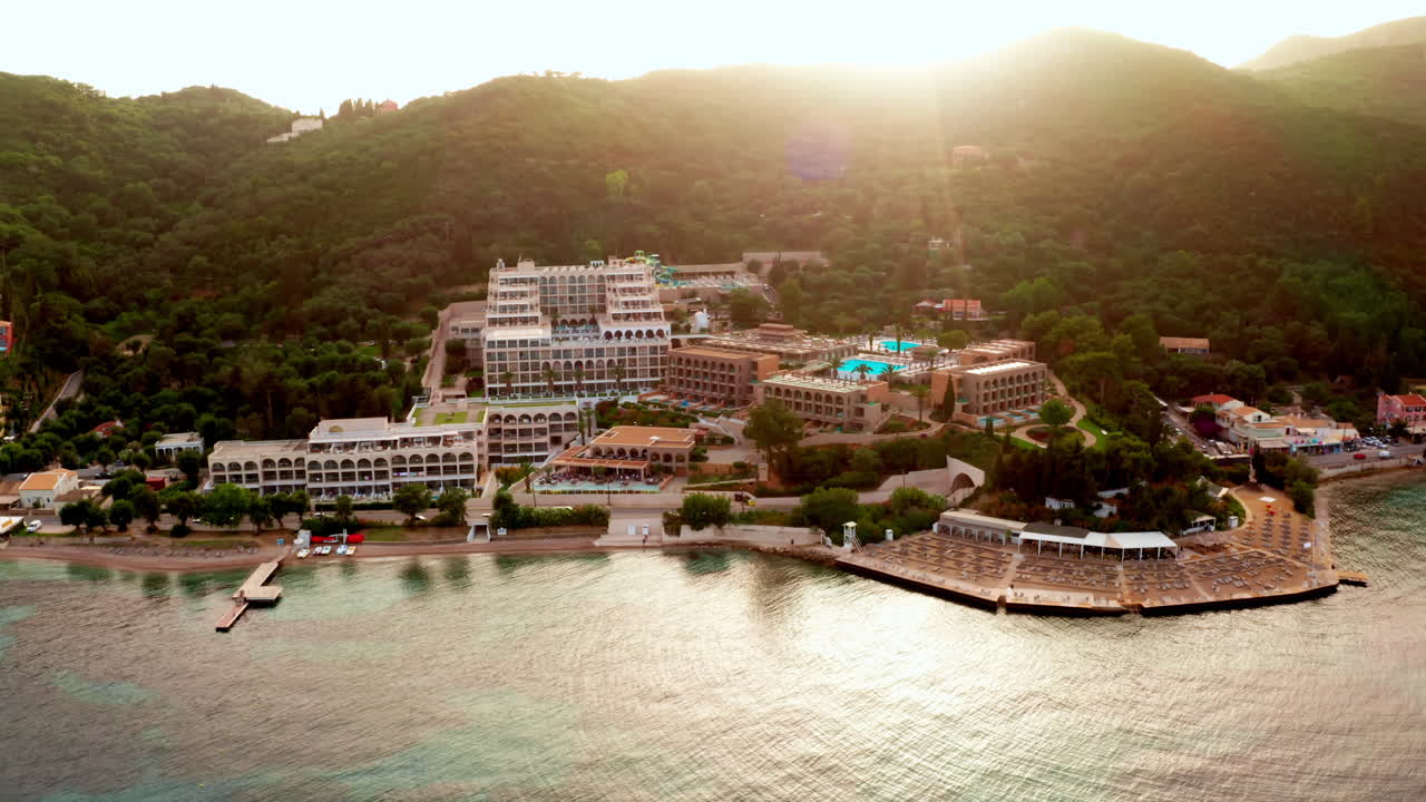 drones aéreos disparados sobre todo, incluido el complejo de lujo ubicado en la playa de la isla de corfú en grecia a la hora de oro.