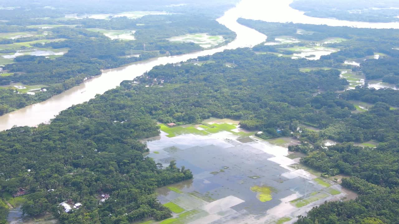 tierra inundada y arrozales en bangladesh, vista aérea de drones
