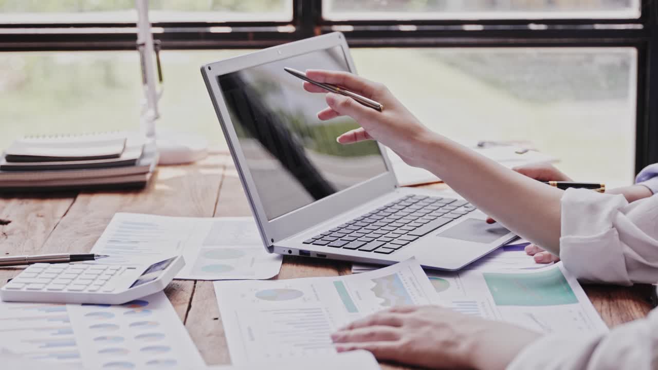 joven creativo tormenta de ideas de negocios reunión planificación de negocios idea de diseño