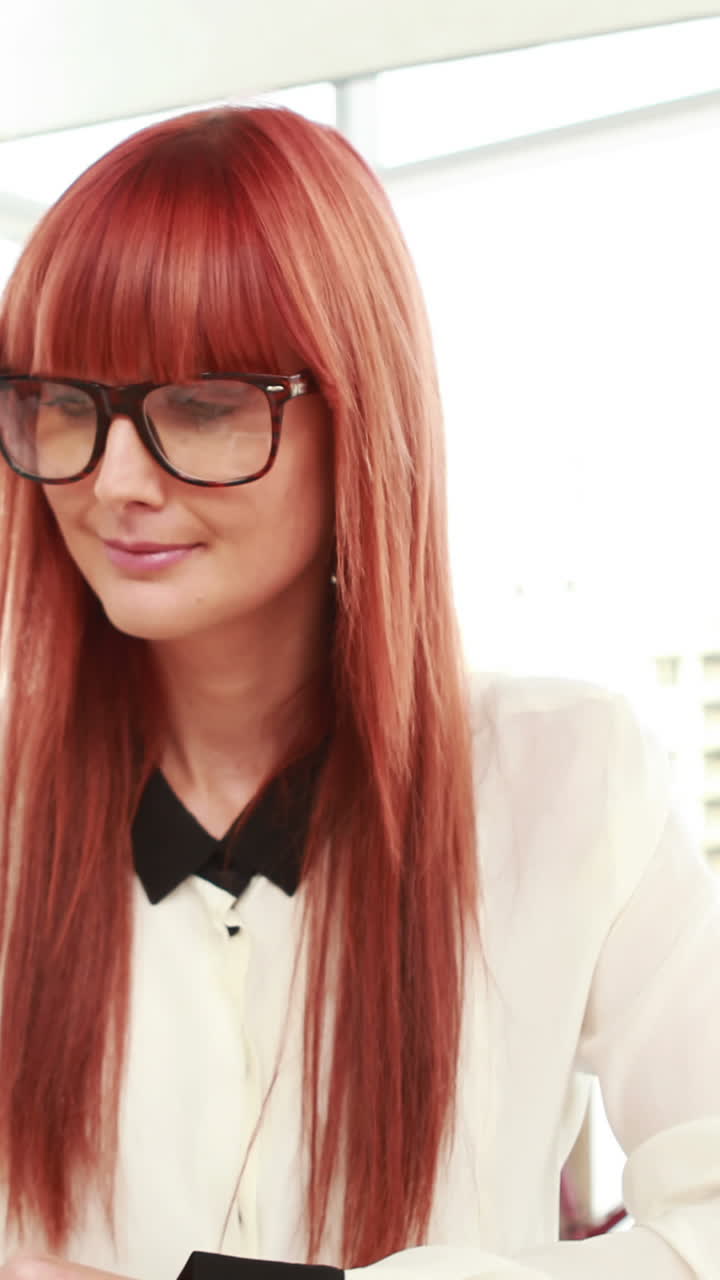 태블릿을 사용하는 빨간 머리 스터