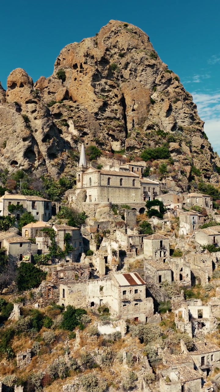 Villaggio abbandonato di Pentidattilo in Italia