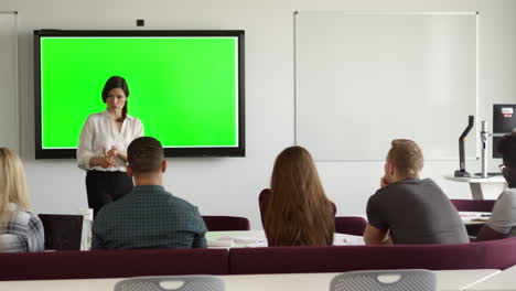 estudiantes universitarios asistiendo a una conferencia en el campus filmado en r3d
