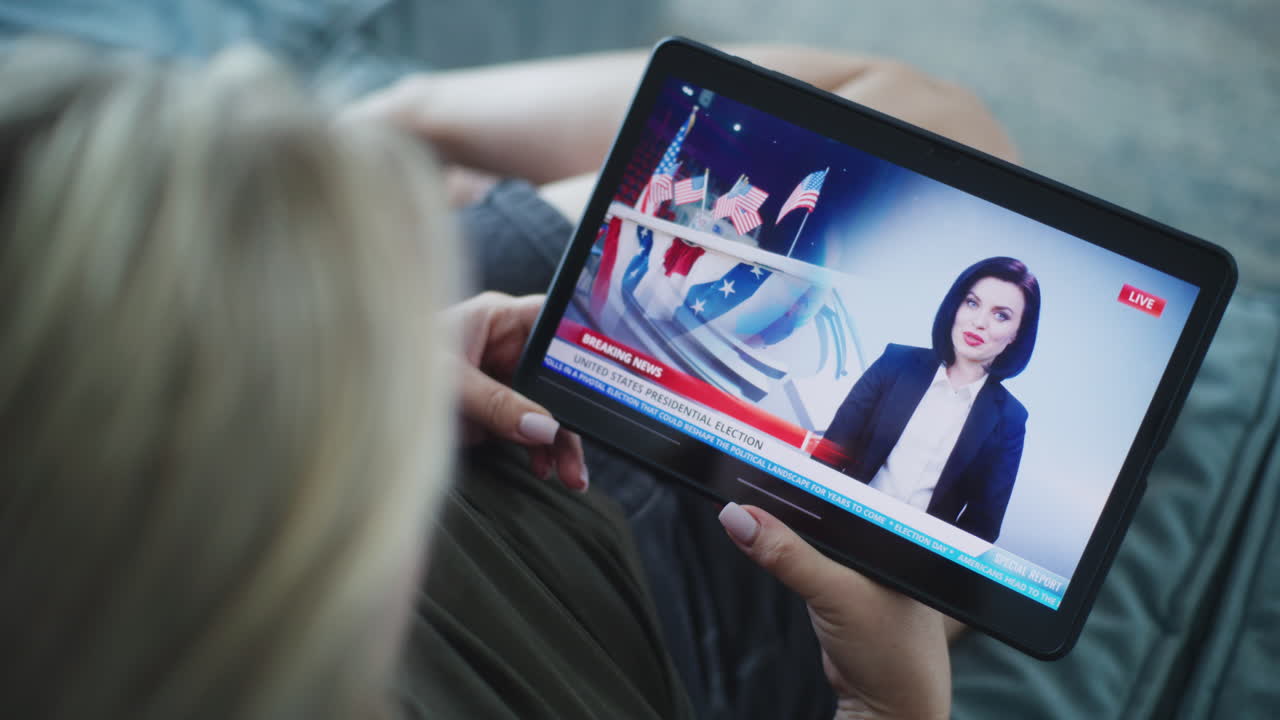 mulher a ver as notícias das eleições presidenciais no tablet.