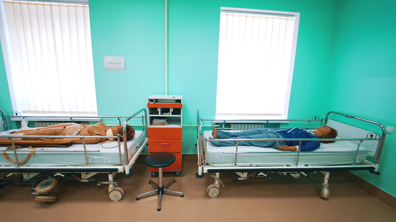 Manequim de plástico em cama de hospital. Manequim de paciente falso em centro de simulação para prática de profissionais de saúde.