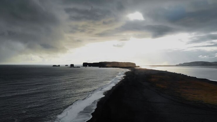 Panoramique sur une plage de sable noir