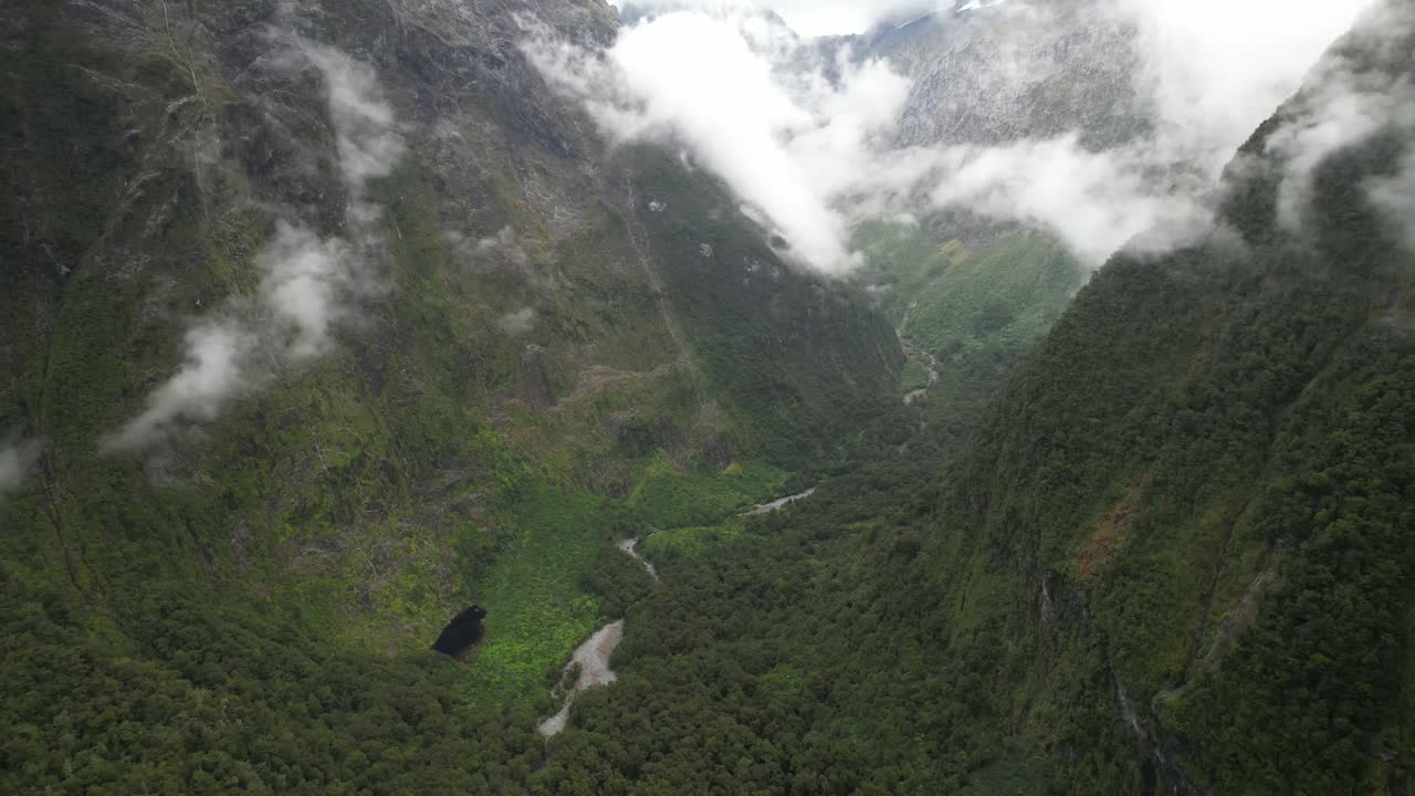 espectacular camino escénico a milford sound, parque nacional de fiordland, nueva zelanda - aero