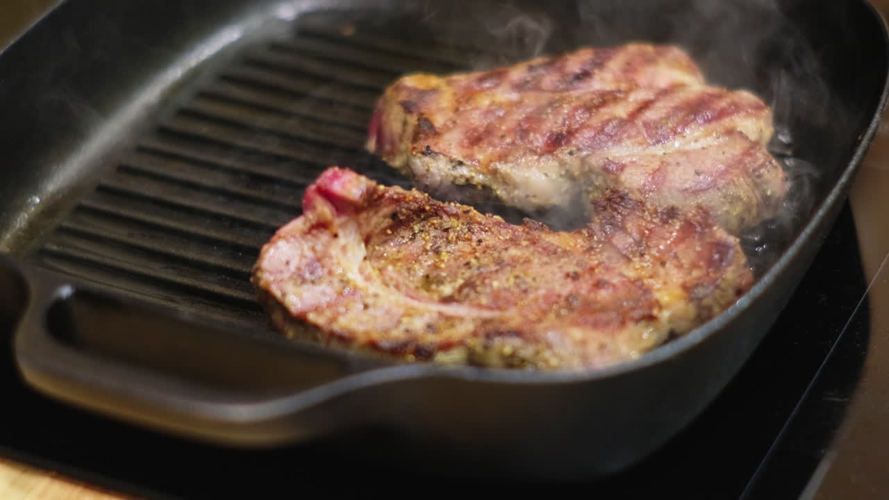 cocinar chuletas de cerdo en una sartén