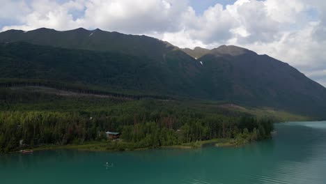 Imágenes-Aéreas-De-Drones-De-4k-De-Aguas-Abiertas-Frente-Al-Río-Y-Montañas-En-Alaska-Durante-El-Verano