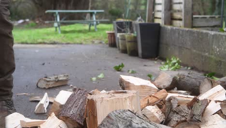 Cortando-Madera-Para-El-Fuego-Con-Un-Hacha-Afilada-En-Casa-En-El-Jardín-Del-Patio-Trasero