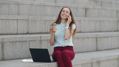 mujer de negocios hablando por teléfono inteligente en la ciudad. ejecutivo bebiendo café.