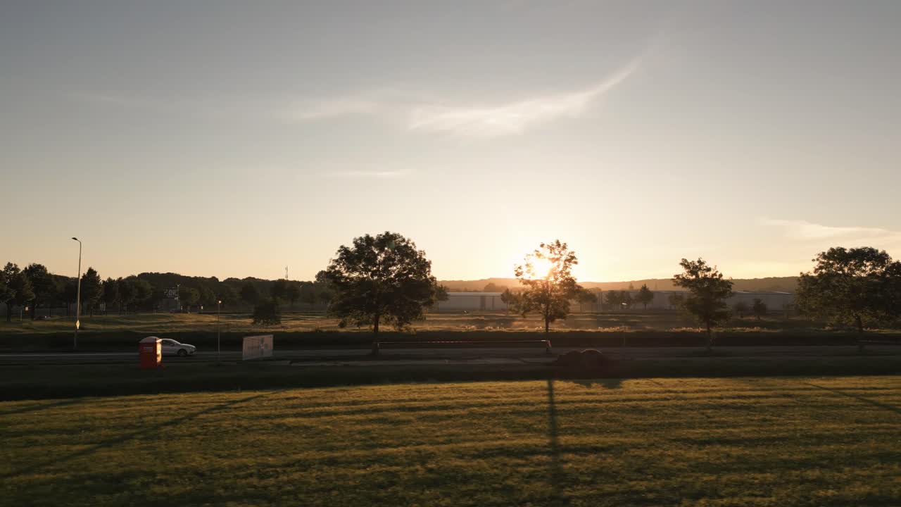교외 풍경 위 의 해가 뜨는 것