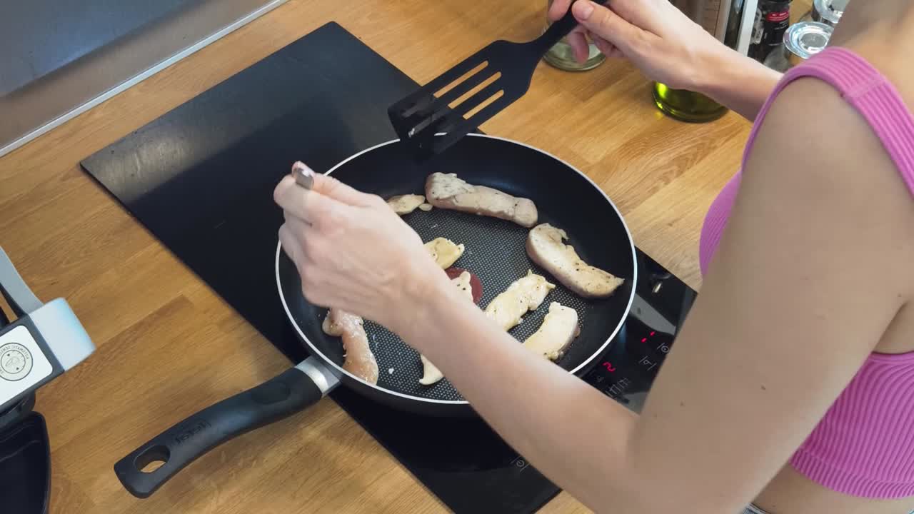 cocinando pollo en una sartén