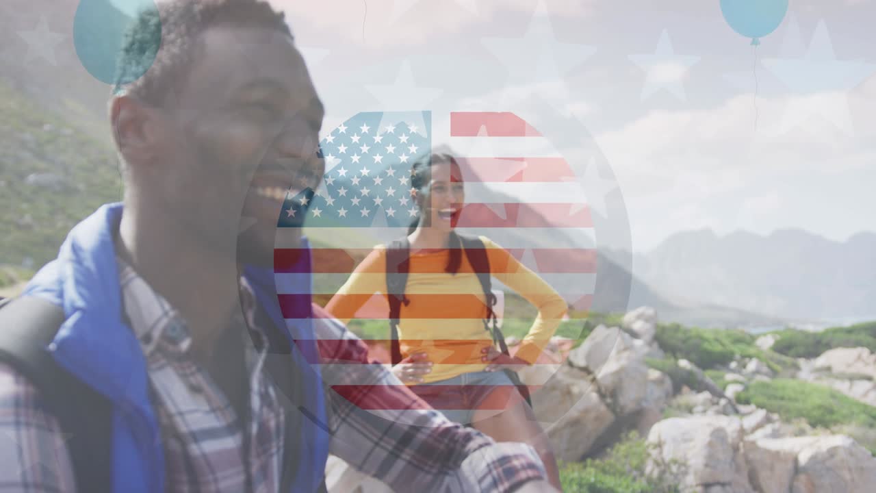 animación de la bandera estadounidense sobre una pareja diversa sonriente caminando en las montañas