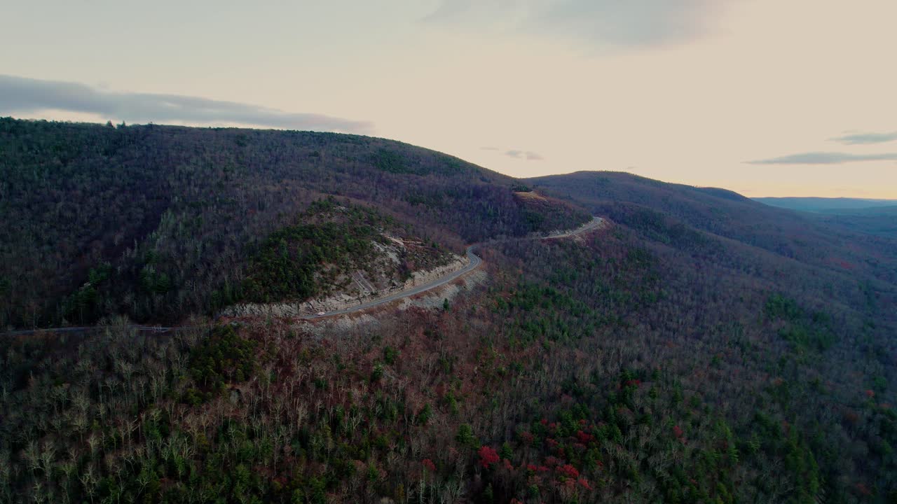 imágenes aéreas de drones de una hermosa carretera escénica en las montañas apalaches durante el otoño al atardecer con una hermosa luz