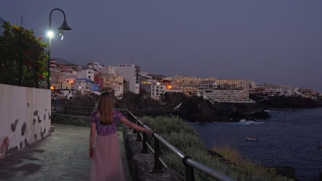 Wunderschöne-Gemeinde-Santiago-Del-Teide-Bei-Nacht,-Während-Eine-Frau-Spaziert