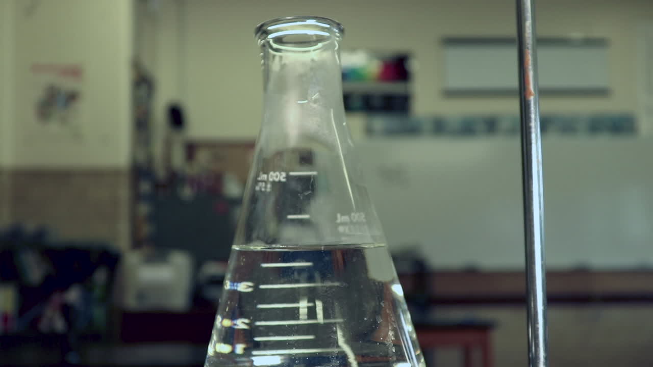 formación de condensación en el interior del cuello de un matraz erlenmeyer a medida que se calienta el agua del interior