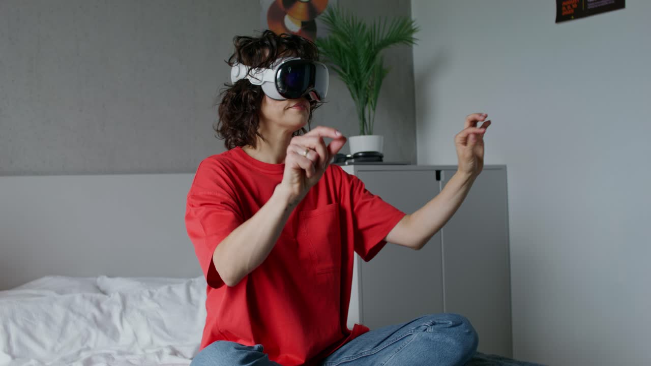 mujer usando auriculares vr