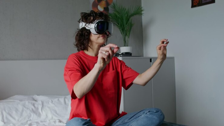 Donna che usando l'auricolare VR