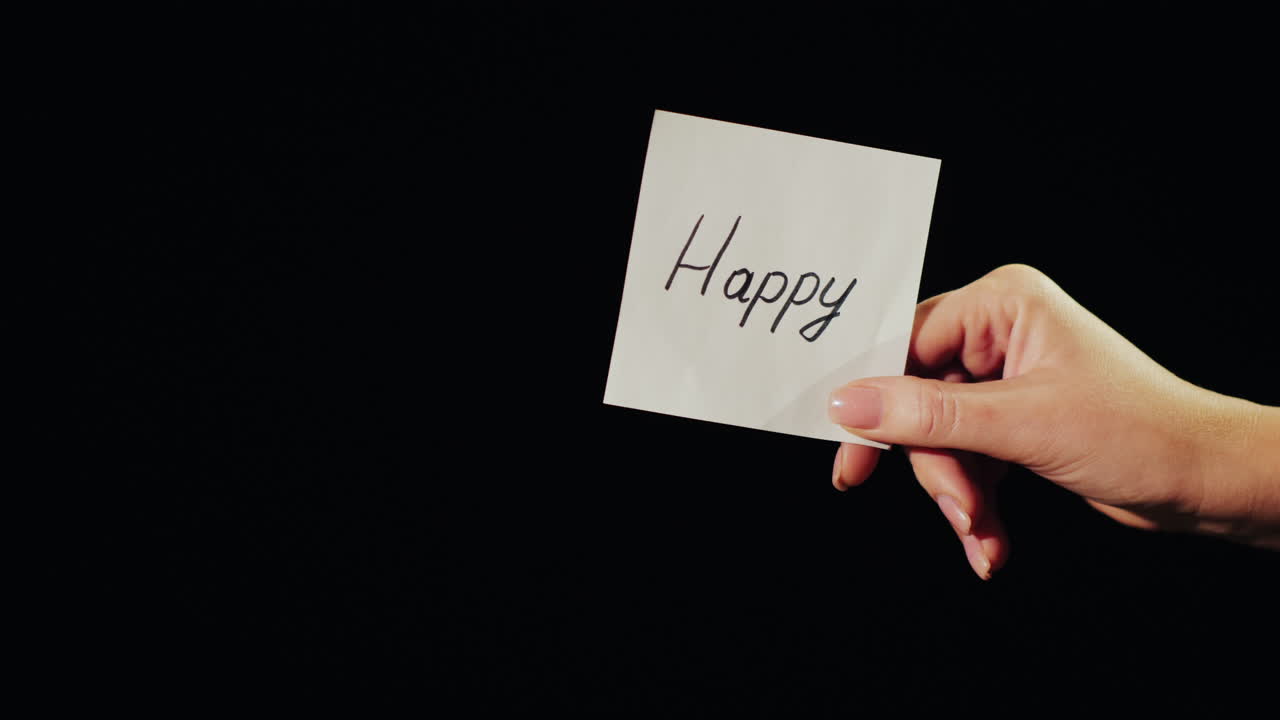 남자는 행복이라는 비문으로 종이를 태운다