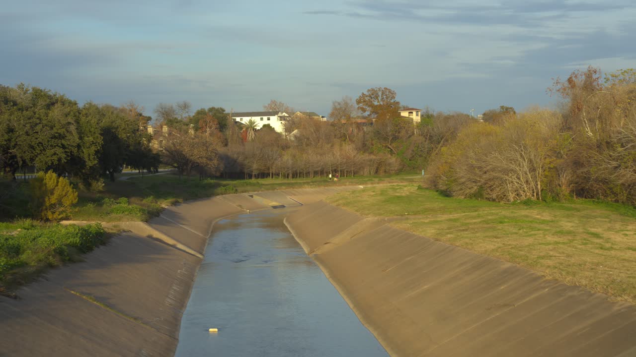 una vista sin avión de la vía fluvial de houston buffalo bayou