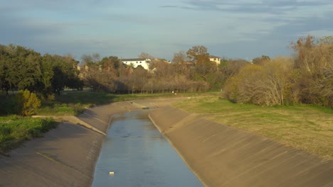 Vista-De-Drone-De-La-Vía-Acuática-Del-Bayou-De-Houston-Buffalo