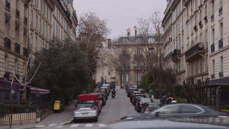 Autos-Estacionados-Y-Tráfico-En-La-Calle-En-París,-Francia-Durante-El-Día